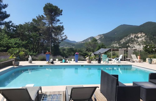Les Latards Casa | Holiday Home 'Gite Familial' with Mountain View and Wi-Fi