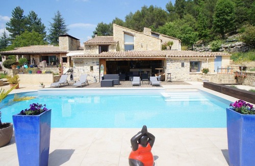 Les Latards Casa | Holiday Home 'Gite Familial' with Mountain View and Wi-Fi