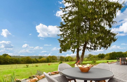 La Neuville-aux-Joutes Casa | Espaciosa casa vacacional en La Neuville-aux-Joûtes con vistas al jardín