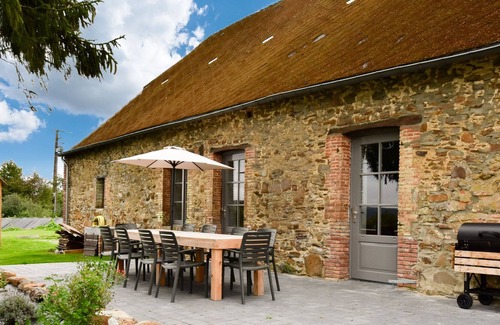 La Neuville-aux-Joutes Casa | Espaciosa casa vacacional en La Neuville-aux-Joûtes con vistas al jardín