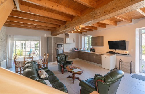 Saint-Seurin-de-Palenne Casa | Casa de vacaciones 'Pâquerette' con piscina compartida, terraza privada y Wi-Fi