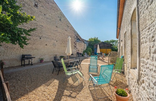 Saint-Seurin-de-Palenne Casa | Casa de vacaciones 'Pâquerette' con piscina compartida, terraza privada y Wi-Fi