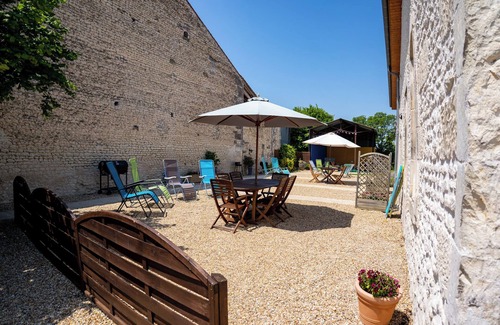 Saint-Seurin-de-Palenne Casa | Casa de vacaciones 'Pâquerette' con piscina compartida, terraza privada y Wi-Fi