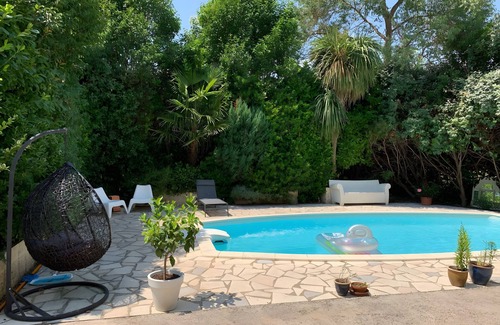 Villemagne-l'Argentiere Casa | Casa de vacaciones 'Maison Sur La Mare' con vistas a la montaña, piscina privada y Wi-Fi
