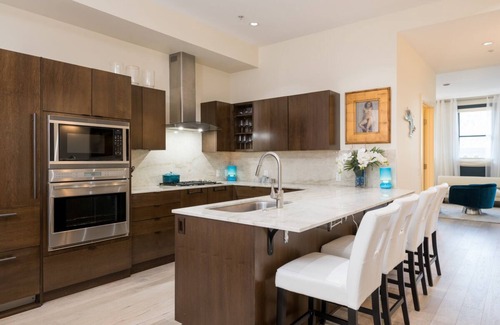 Ketchum Condominio | Summer Getaways Available! Chic Condo in Downtown Ketchum with Fire Pit & Mountain Views