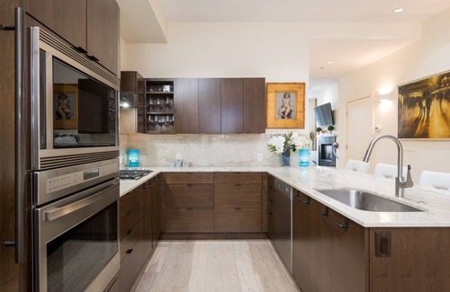 Ketchum Condominio | Summer Getaways Available! Chic Condo in Downtown Ketchum with Fire Pit & Mountain Views