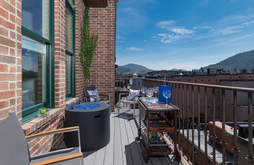 Ketchum Condominio | Summer Getaways Available! Chic Condo in Downtown Ketchum with Fire Pit & Mountain Views