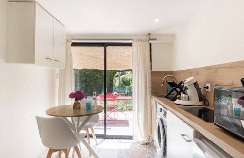 Vesseaux Casa | Casa vacacional 'T1 Ardeche Vesseaux' con vistas a la montaña, jardín compartido y Wi-Fi