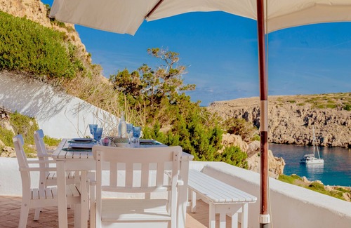 Ciutadella de Menorca Casa | Casa de vacaciones "Vacaciones en Cala Morell" que admite mascotas, con vistas al mar y jardín
