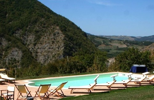 Lizzano in Belvedere Casa | Casa en Imola con bosque y piscina