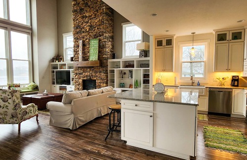 Coral Casa | Holiday Haus:Summer Fun and Lakeside Relaxation on Lake Cowden