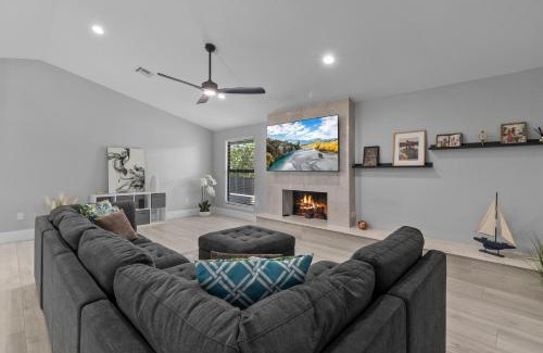 Palm River Estates Casa | Holiday Heaven 4 b 3b Pool BBQ