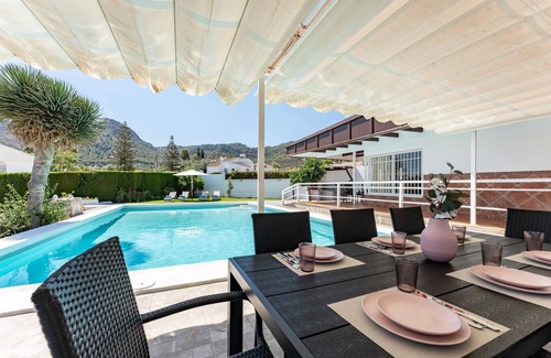 Alhaurín de la Torre Casa | Casa de vacaciones 'Villa Paula Los Manantiales' con vistas a la montaña, Wi-Fi y aire acondicionado