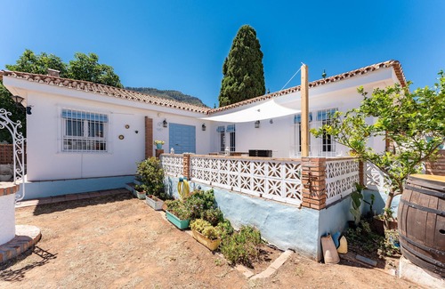 Alhaurín de la Torre Casa | Casa de vacaciones 'Villa Namaste' con vistas a la montaña, Wi-Fi y aire acondicionado