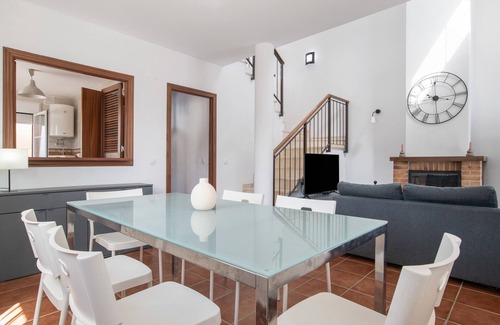 Benalup-Casas Vieja Casa | Casa de vacaciones 'Las Lagunetas' con vistas a la montaña, piscina compartida y terraza privada