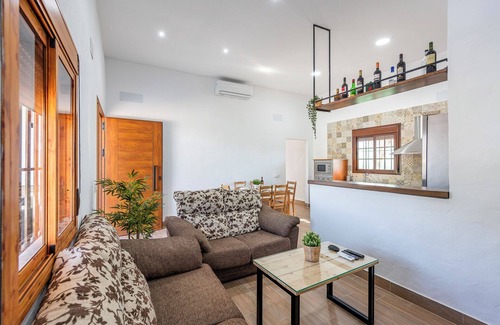 Marchena Casa | Casa de vacaciones 'Casa Rural Adalid' con piscina, jardín, terraza y Wi-Fi