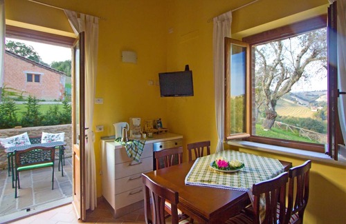 Belforte allʼIsauro Apartamento | Casa en Belforte con Piscina
