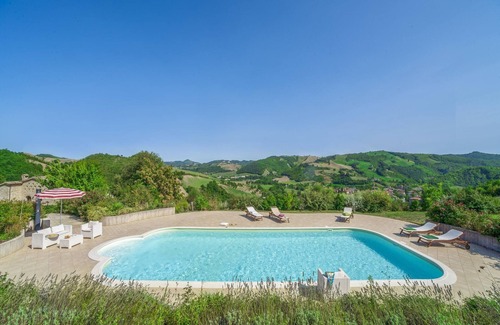 Belforte allʼIsauro Apartamento | Casa en Belforte con Piscina