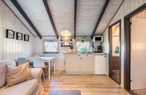 Emmelsbuell-Horsbuell Casa | Casa de vacaciones 'Achtern Diek' con terraza compartida, jardín compartido y Wi-Fi
