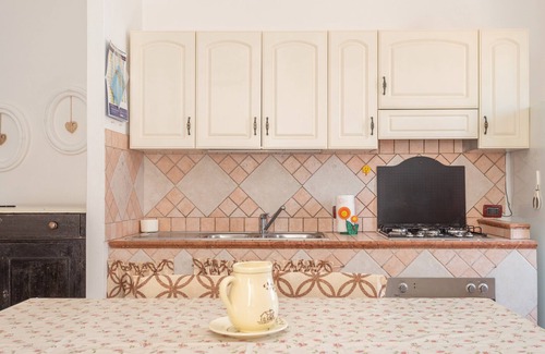 Scano di Montiferro Casa | Casa de vacaciones 'La Casa Rosa Di Rita E Franco' con balcón y Wi-Fi