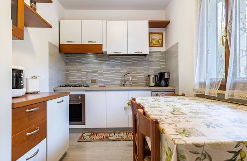 Pieve Casa | Casa de vacaciones 'Casa Elena' con vistas al lago, jardín privado y Wi-Fi