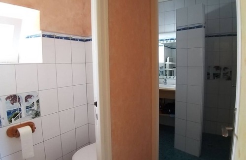 Plomodiern Casa | HOLIDAY HOME A 600M FROM THE SEA (B) enclosed dog garden