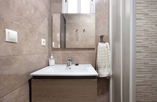 Bailen-Miraflores Casa | Holiday Home 'Adosado En Eugenio Gross' with Private Terrace, Wi-Fi and Air Conditioning