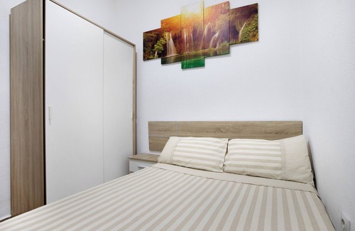 Bailen-Miraflores Casa | Holiday Home 'Adosado En Eugenio Gross' with Private Terrace, Wi-Fi and Air Conditioning