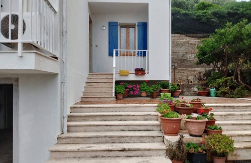 Lu Bagnu Casa | Holiday Home 'Al Mare' with Private Garden, Balcony and Air Conditioning