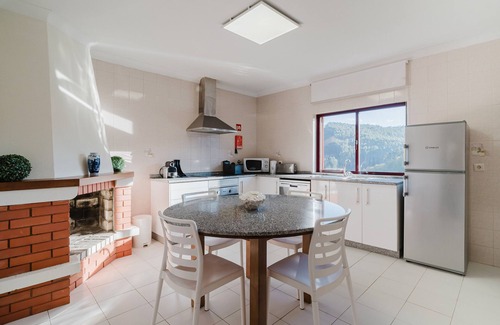 Canicada Casa | Casa de vacaciones 'Alojamento Casa Da Pedra Verde' con vistas a la montaña, piscina privada y Wi-Fi