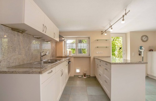 Altusried Casa | Casa de vacaciones 'Allgäuperle Mit Hauskater Moritz' con terraza privada, jardín privado y Wi-Fi