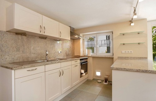 Altusried Casa | Casa de vacaciones 'Allgäuperle Mit Hauskater Moritz' con terraza privada, jardín privado y Wi-Fi