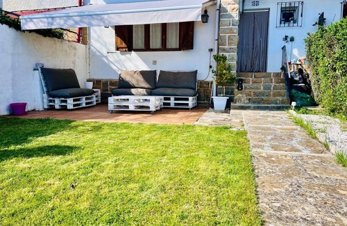 Yesa Casa | Casa de vacaciones 'Amets' con vistas a la montaña y jardín privado