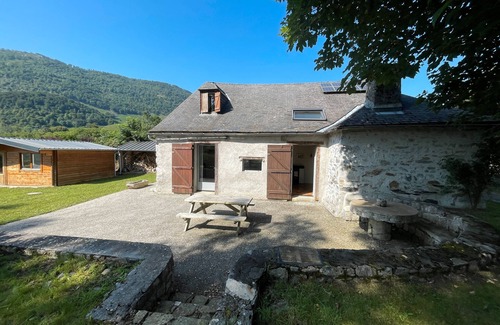 Castet Casa | Casa de vacaciones 'Ancienne Bergerie' con vistas a la montaña, terraza compartida y jardín privado