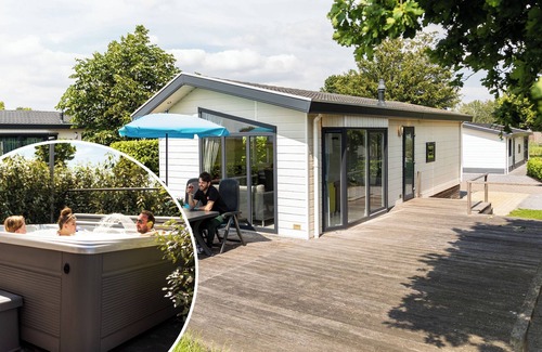 Veen Chalet De Esquí | ✓ Holiday Home at Recreatiepark het Esmeer ✓ Holiday home for 4 persons✓ Located in Aalst (Gelderland) ✓ Holiday park by the water ✓ Book directly at the park
