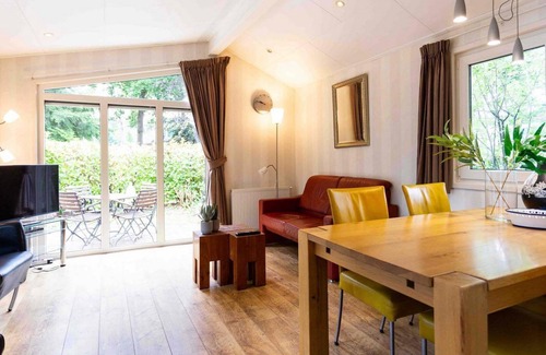 Veen Chalet De Esquí | ✓ Holiday Home at Recreatiepark het Esmeer ✓ Holiday home for 4 persons✓ Located in Aalst (Gelderland) ✓ Holiday park by the water ✓ Book directly at the park
