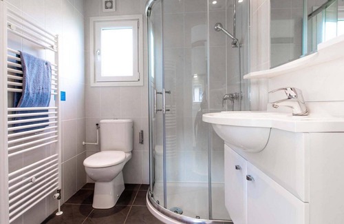 Veen Chalet De Esquí | ✓ Holiday Home at Recreatiepark het Esmeer ✓ Holiday home for 4 persons✓ Located in Aalst (Gelderland) ✓ Holiday park by the water ✓ Book directly at the park