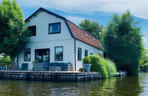 Municipality of Aalsmeer Casa | Holiday home at the water, fire place, boat and SUP rent, near Amsterdam