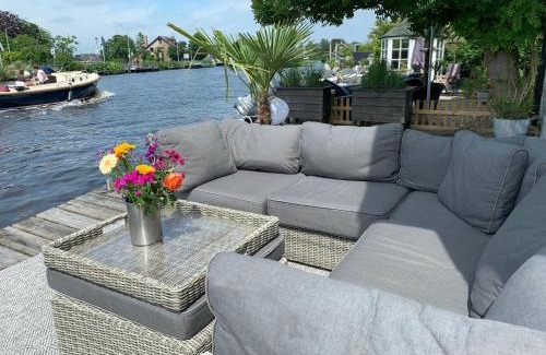 Municipality of Aalsmeer Casa | Holiday home at the water, fire place, boat and SUP rent, near Amsterdam