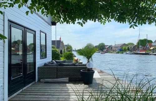 Municipality of Aalsmeer Casa | Holiday home at the water, fire place, boat and SUP rent, near Amsterdam