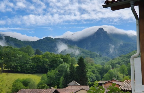 Chein-Dessus Casa | Casa de Vacaciones 'Au Fil De L'eau' con Vista a la Montaña, Terraza Privada y Wi-Fi