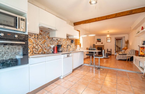 Cuxac-dʼAude Casa | Holiday Home 'Aux Portes De L'Aude' with Sea View, Private Terrace and Wi-Fi