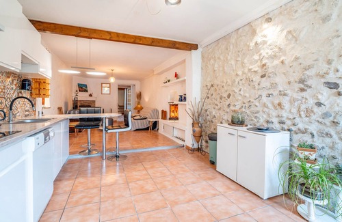 Cuxac-dʼAude Casa | Holiday Home 'Aux Portes De L'Aude' with Sea View, Private Terrace and Wi-Fi