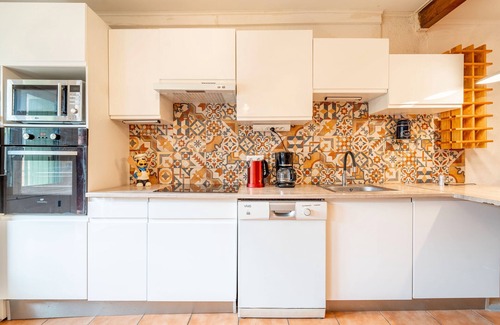 Cuxac-dʼAude Casa | Holiday Home 'Aux Portes De L'Aude' with Sea View, Private Terrace and Wi-Fi