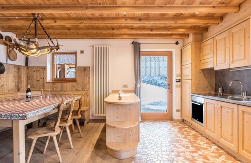 Bedollo Casa | Casa de vacaciones "Baita Nonno Ghino" con vistas a la montaña, jardín y Wi-Fi