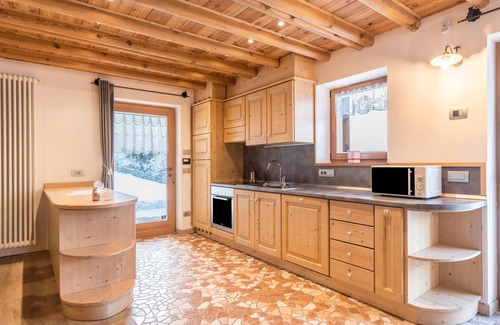 Bedollo Casa | Casa de vacaciones "Baita Nonno Ghino" con vistas a la montaña, jardín y Wi-Fi