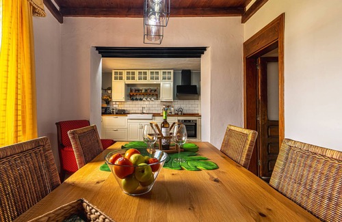 Villa de Arico Casa | Casa de vacaciones "Bernarda" con piscina climatizada, vistas al mar, piscina privada y Wi-Fi