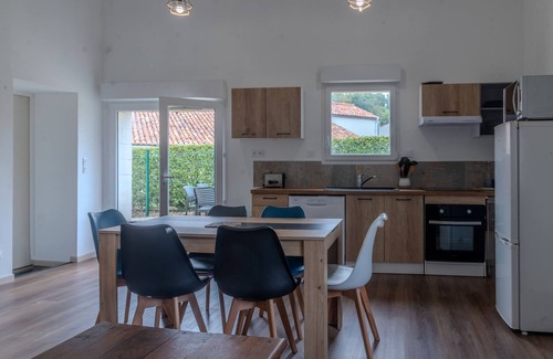 Bercloux Casa | Holiday Home 'Berclois' with Private Terrace, Wi-Fi and Air Conditioning