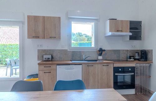 Bercloux Casa | Holiday Home 'Berclois' with Private Terrace, Wi-Fi and Air Conditioning