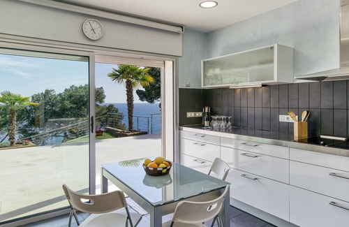Llafranc Casa | Casa de vacaciones 'Blueview' con vistas al mar, chimenea y bañera de hidromasaje